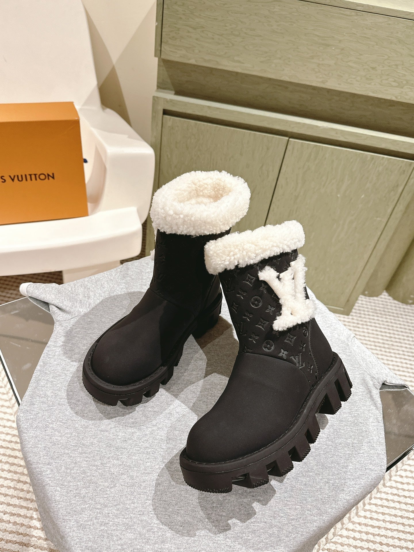 ANKLE BOOTS IN BLACK EMBOSSED CALFSKIN AND WHITE SHEARLING