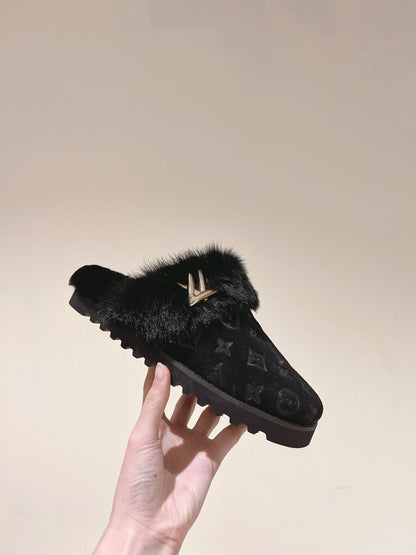 COSY FLAT COMFORT CLOG IN BLACK MONOGRAM LAMB WOOL AND MINK FUR