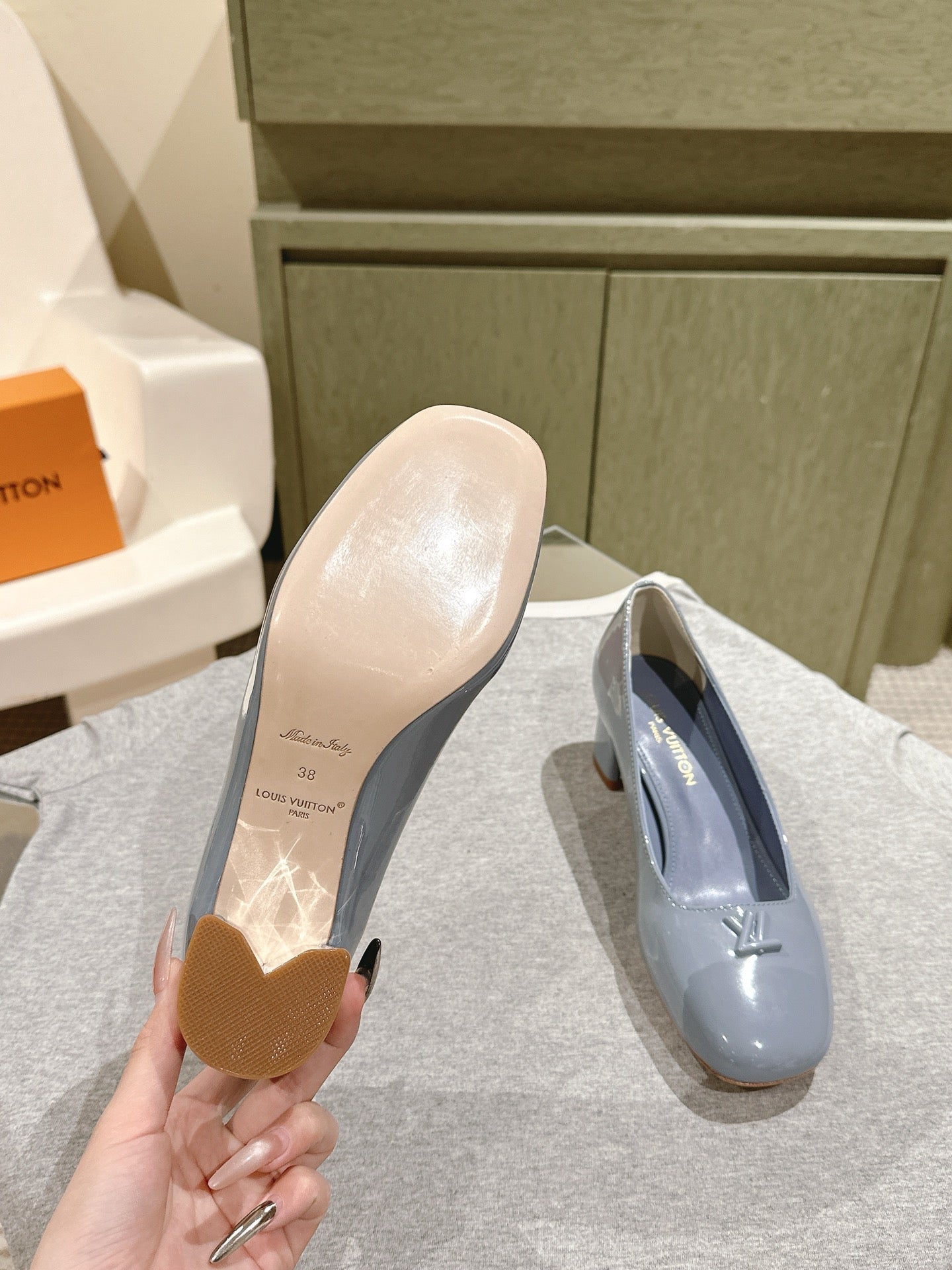 SWING HIGH PUMP 55 MM IN ICE BLUE PATENT CALFSKIN