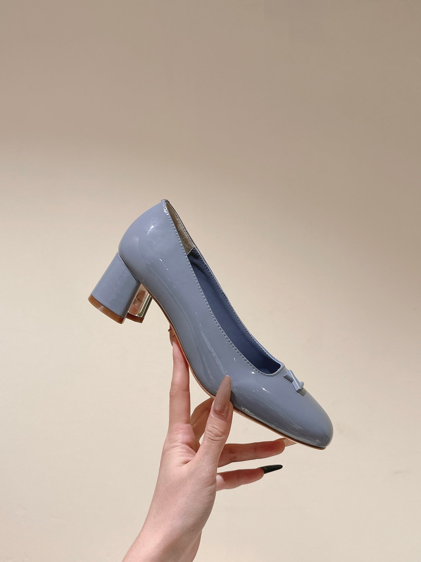 SWING HIGH PUMP 55 MM IN ICE BLUE PATENT CALFSKIN