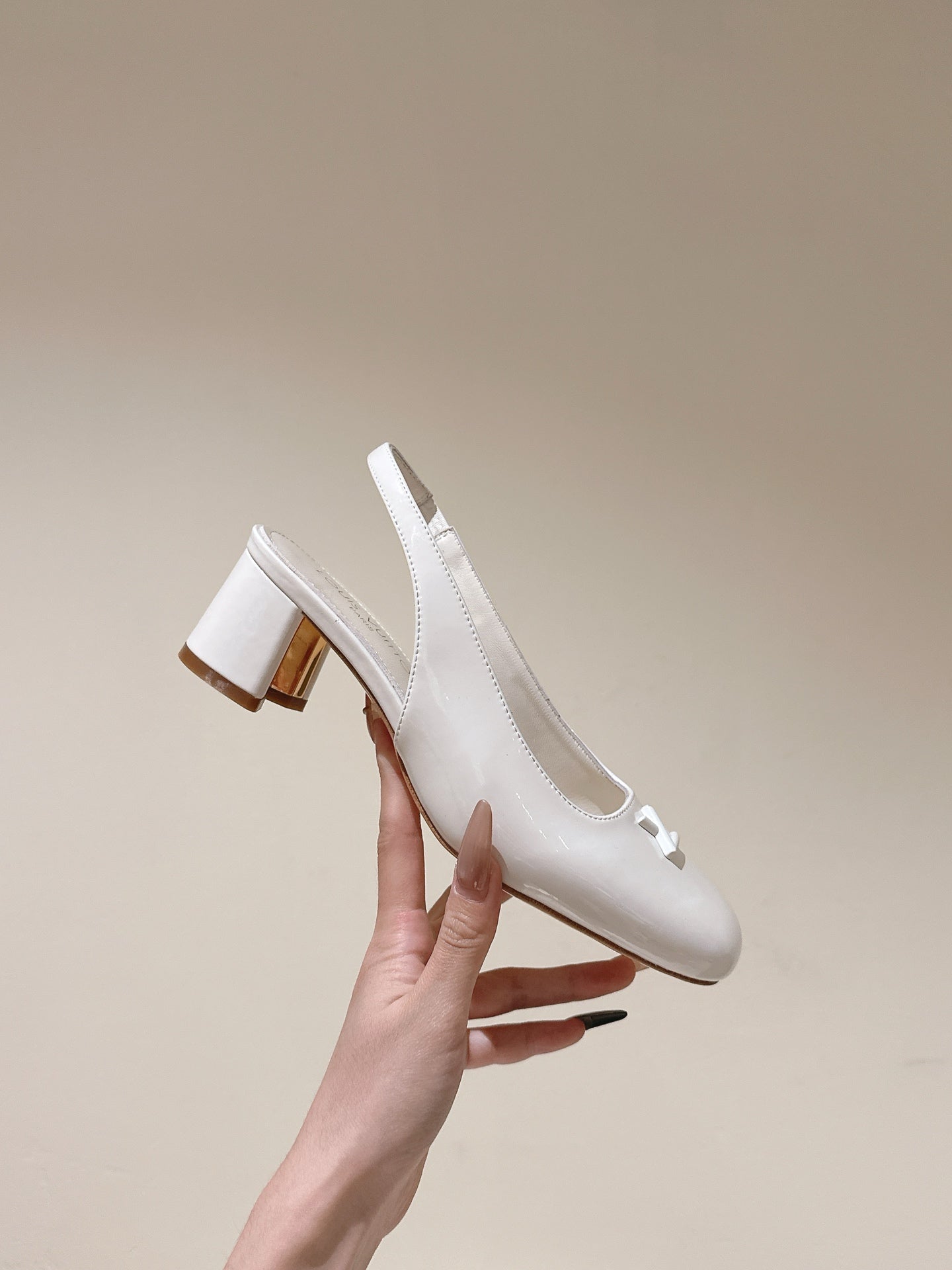 SWING SLINGBACK PUMP 55 MM IN WHITE PATENT CALFSKIN