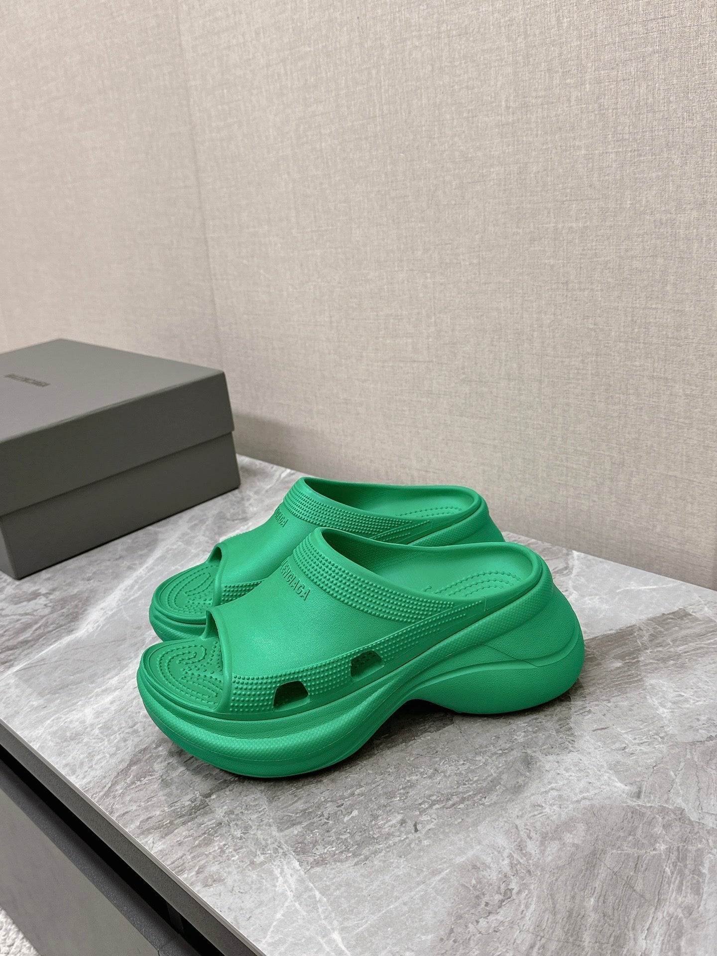POOL CROCS SLIDE SANDAL IN GREEN RUBBER