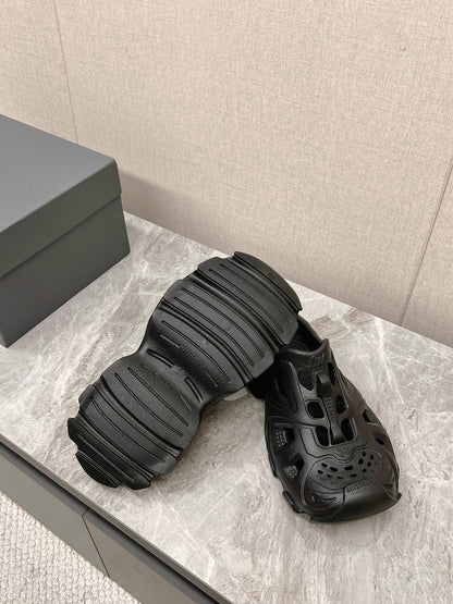 CUT-OUT MULES IN BLACK RUBBER