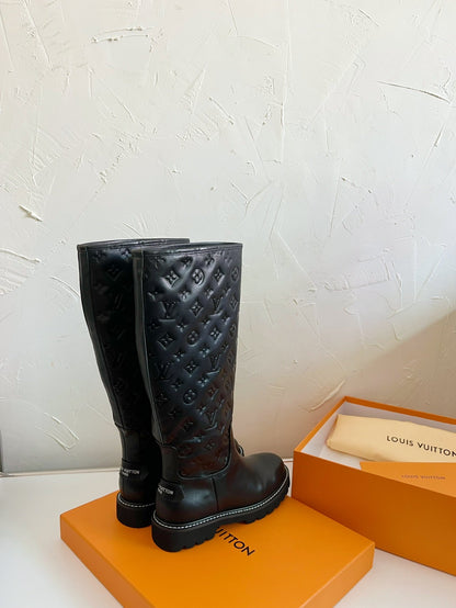 TERRITORY FLAT HIGH BOOT IN BLACK EMBOSSED CALFSKIN