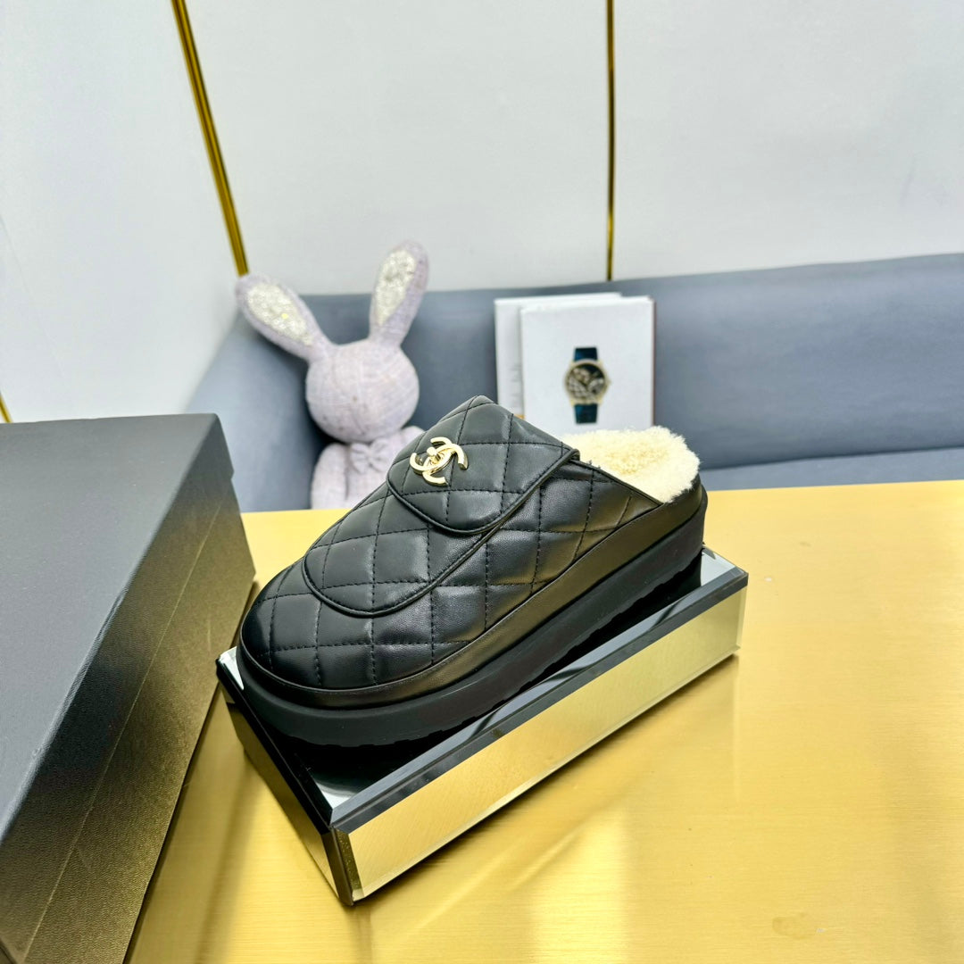 THICK-SOLED SLIDE IN BLACK LAMBSKIN AND WOOL LINING
