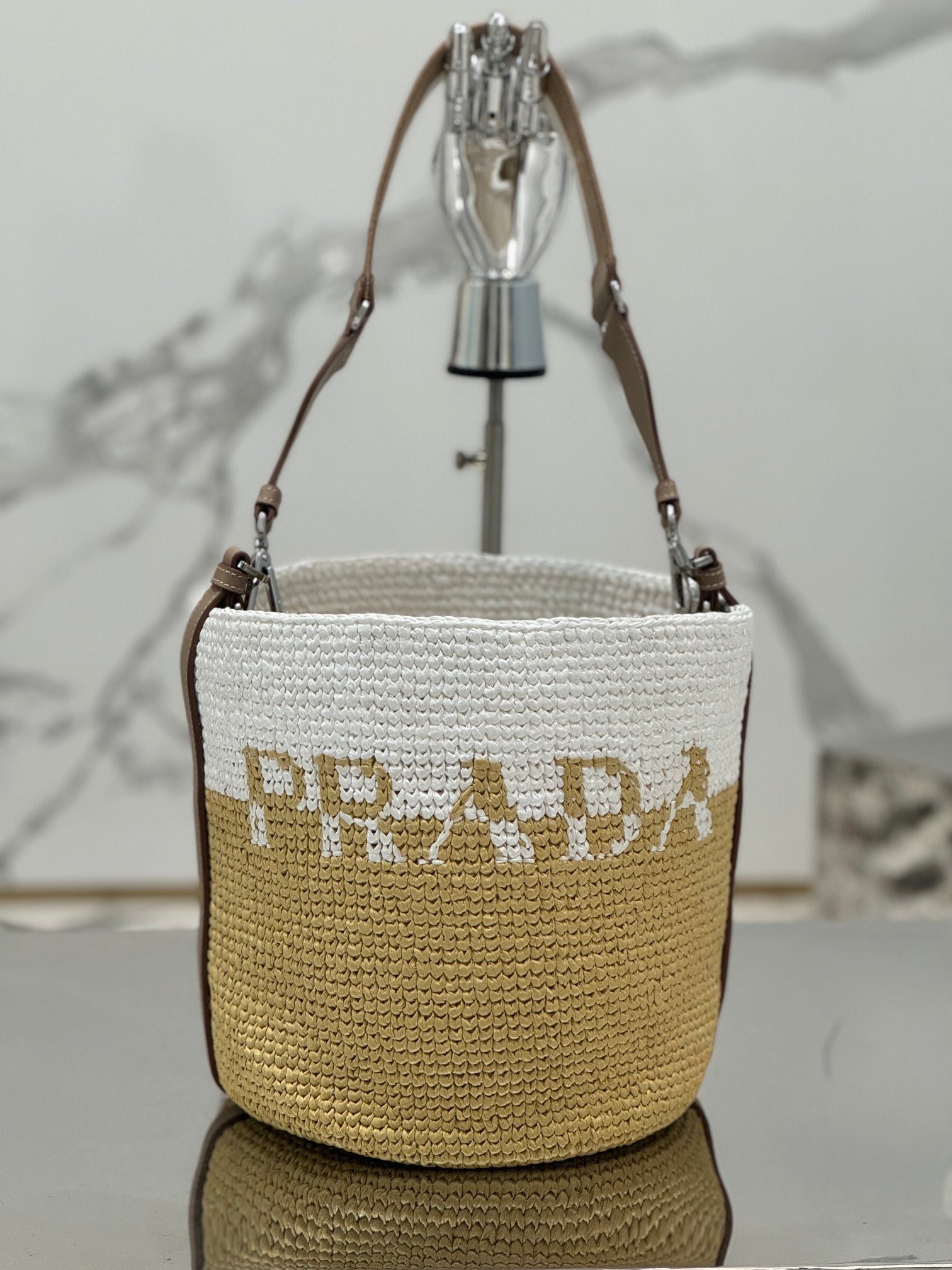 BUCKET BAG 25 IN WHITE MIX BEIGE RAFFIA AND BROWN CALFSKIN HANDLE