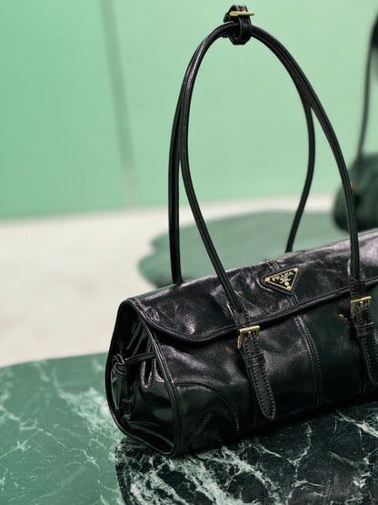 HANDBAG 31 IN BLACK OIL WAX LAMBSKIN