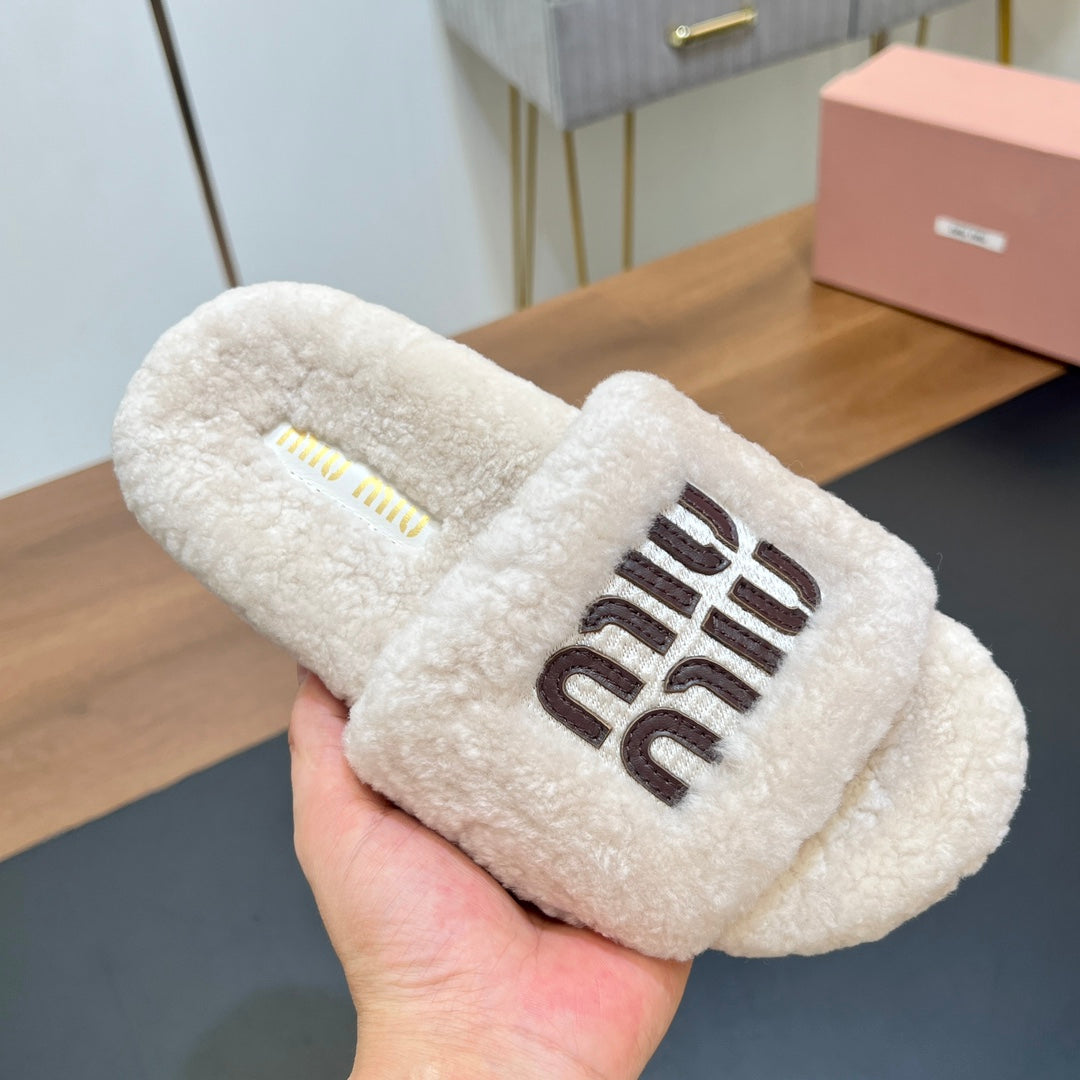 SLIPPERS IN WHITE LAMB WOOL