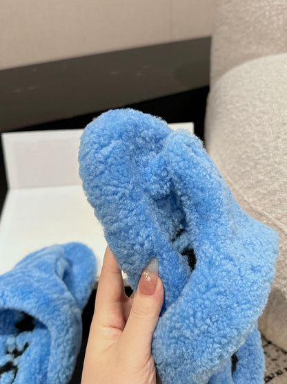 LW SHEARLING THONG SLIPPER IN LAPIS