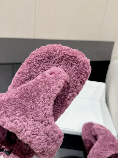 LW SHEARLING THONG SLIPPER IN GRAPE