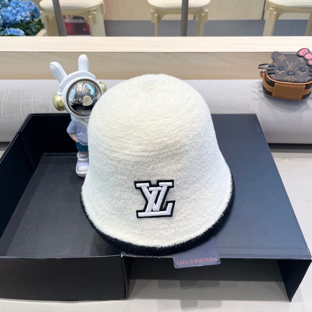 BUCKET HAT IN WHITE MIX BLACK LAMB FUR 431377