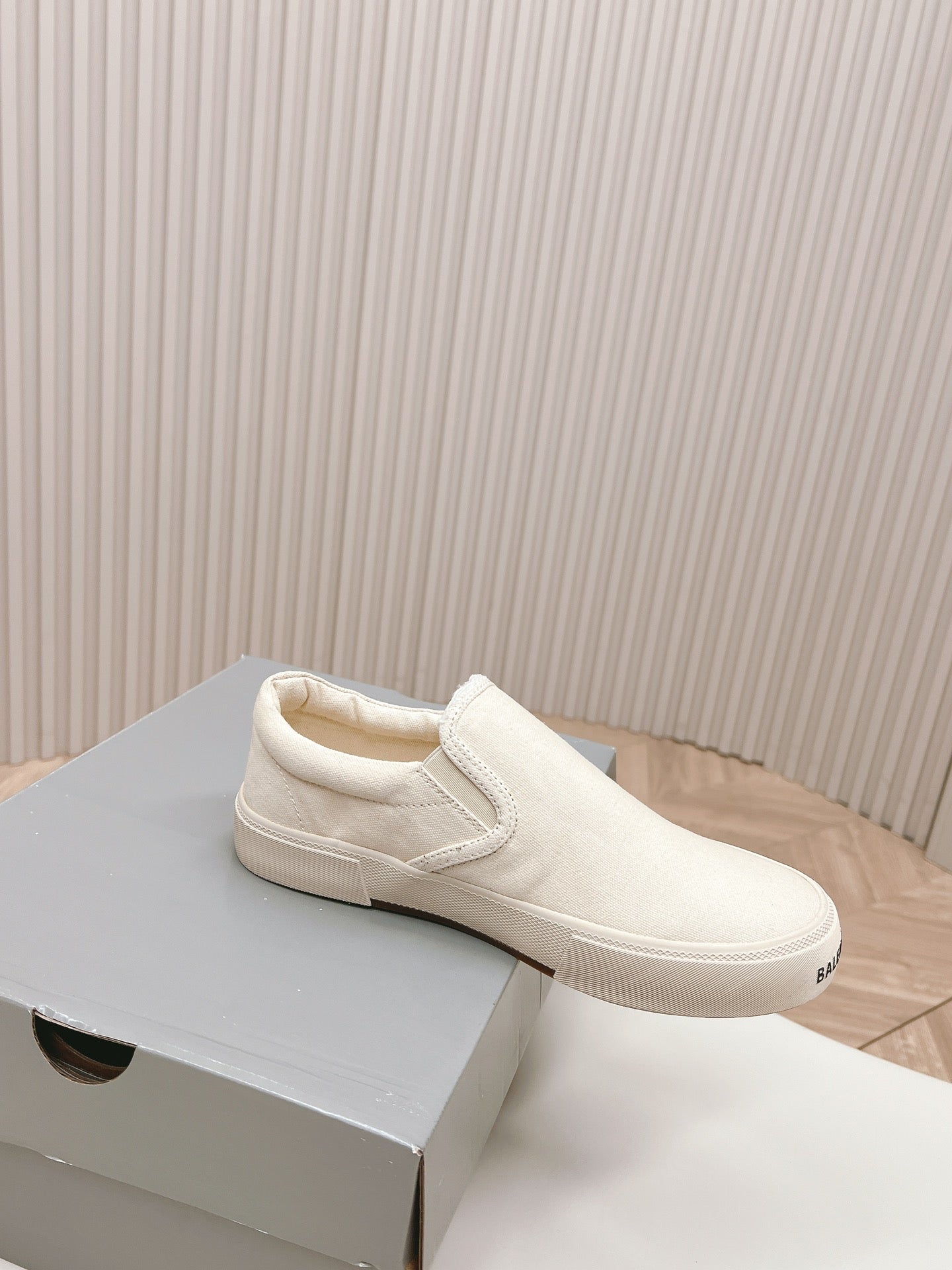 SLIP-ON SNEAKERS GRAFFITI IN WHITE CANVAS