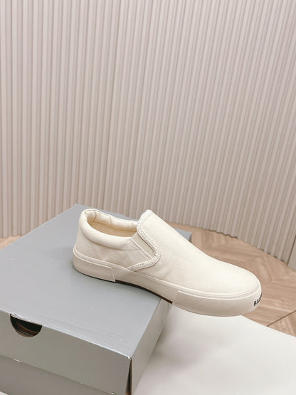 SLIP-ON SNEAKERS GRAFFITI IN WHITE CANVAS