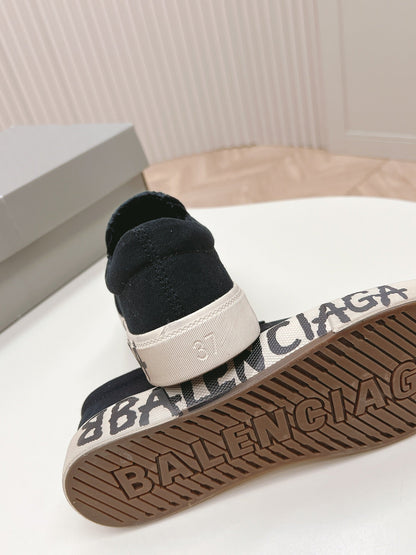 SLIP-ON SNEAKERS GRAFFITI IN BLACK CANVAS