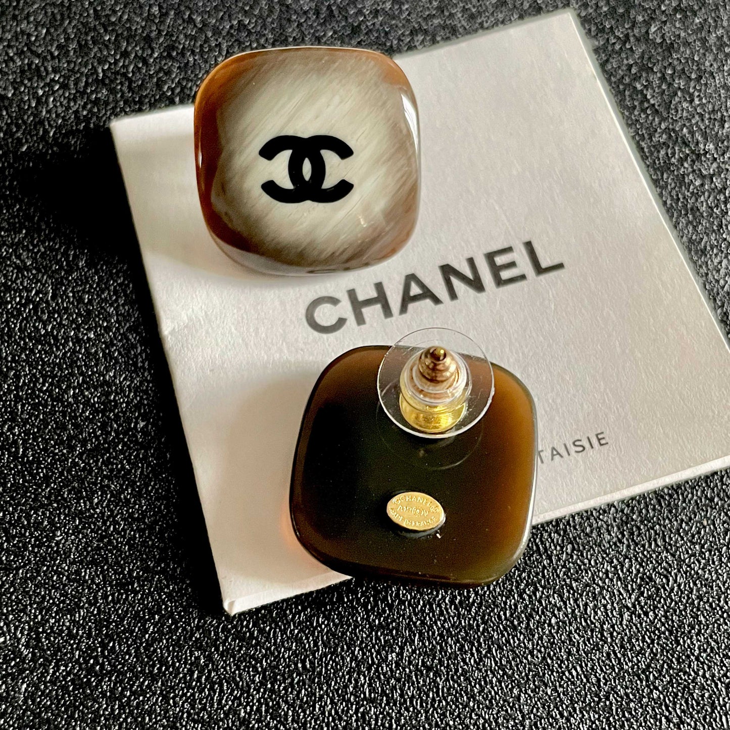 DOUBLE C STUD EARRINGS IN IVORY-TO-BROWN RESIN PATTERN