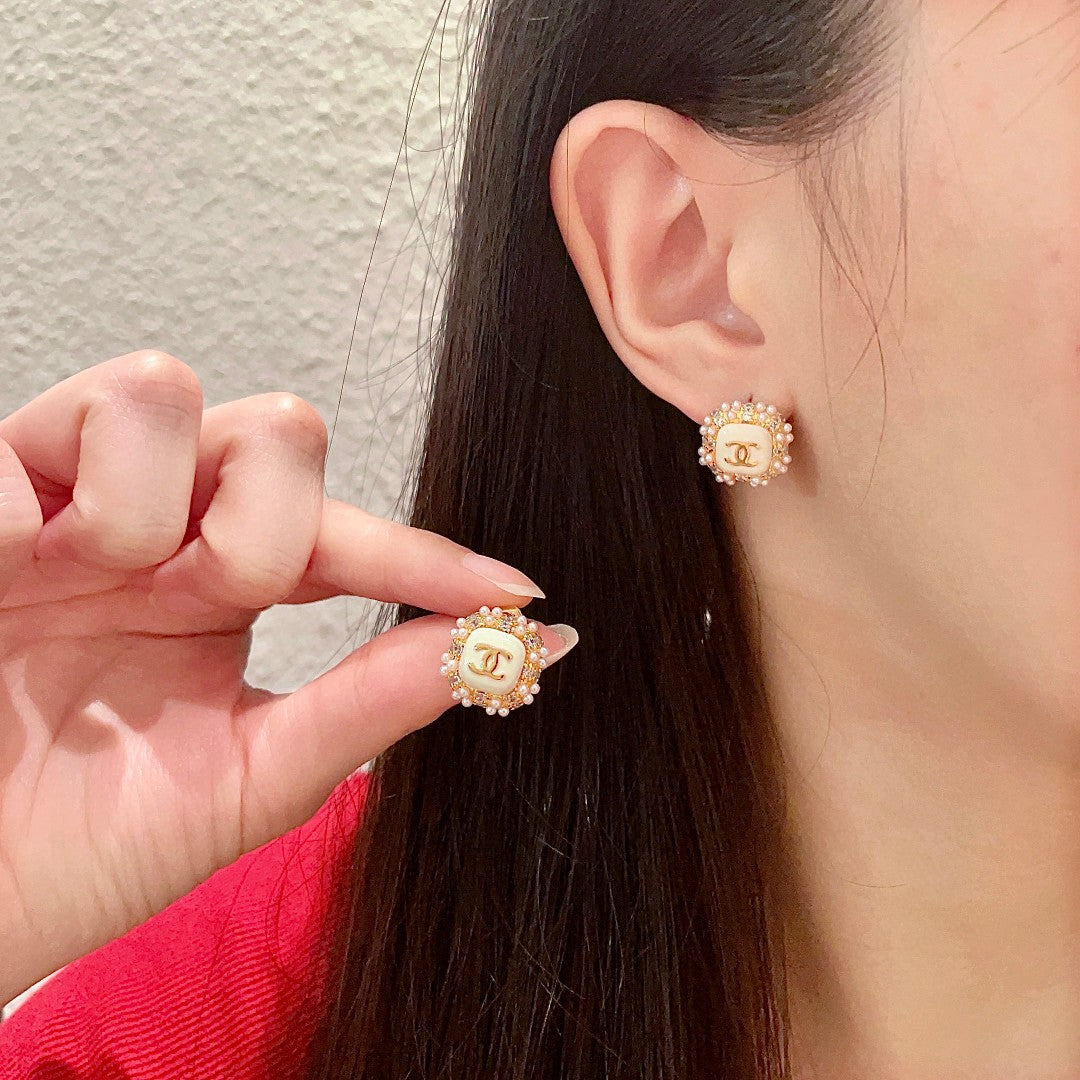 STUD EARRINGS SQUARE DOUBLE C IN GOLD METAL WHITE PEARL WHITE ENAMEL