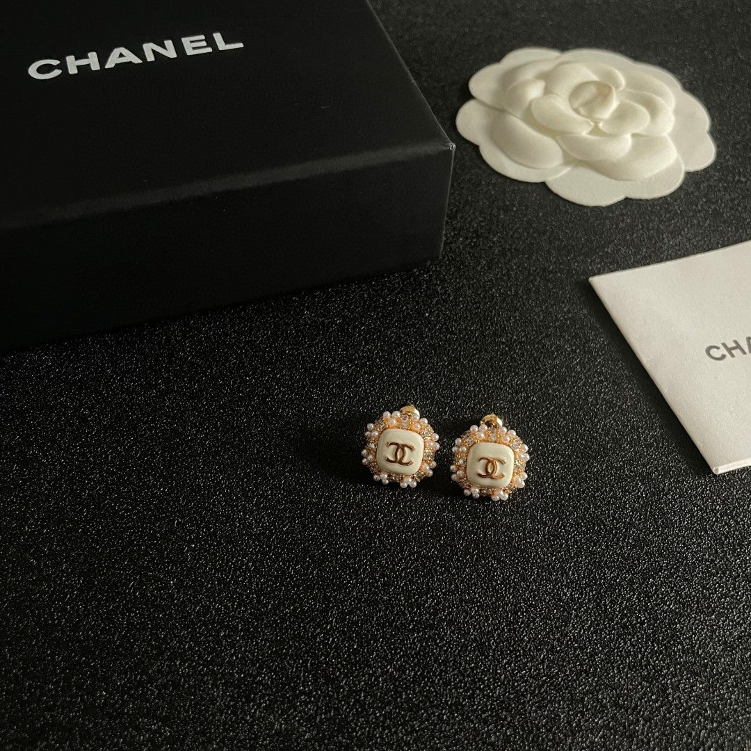 STUD EARRINGS SQUARE DOUBLE C IN GOLD METAL WHITE PEARL WHITE ENAMEL