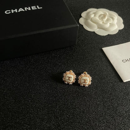 STUD EARRINGS SQUARE DOUBLE C IN GOLD METAL WHITE PEARL WHITE ENAMEL