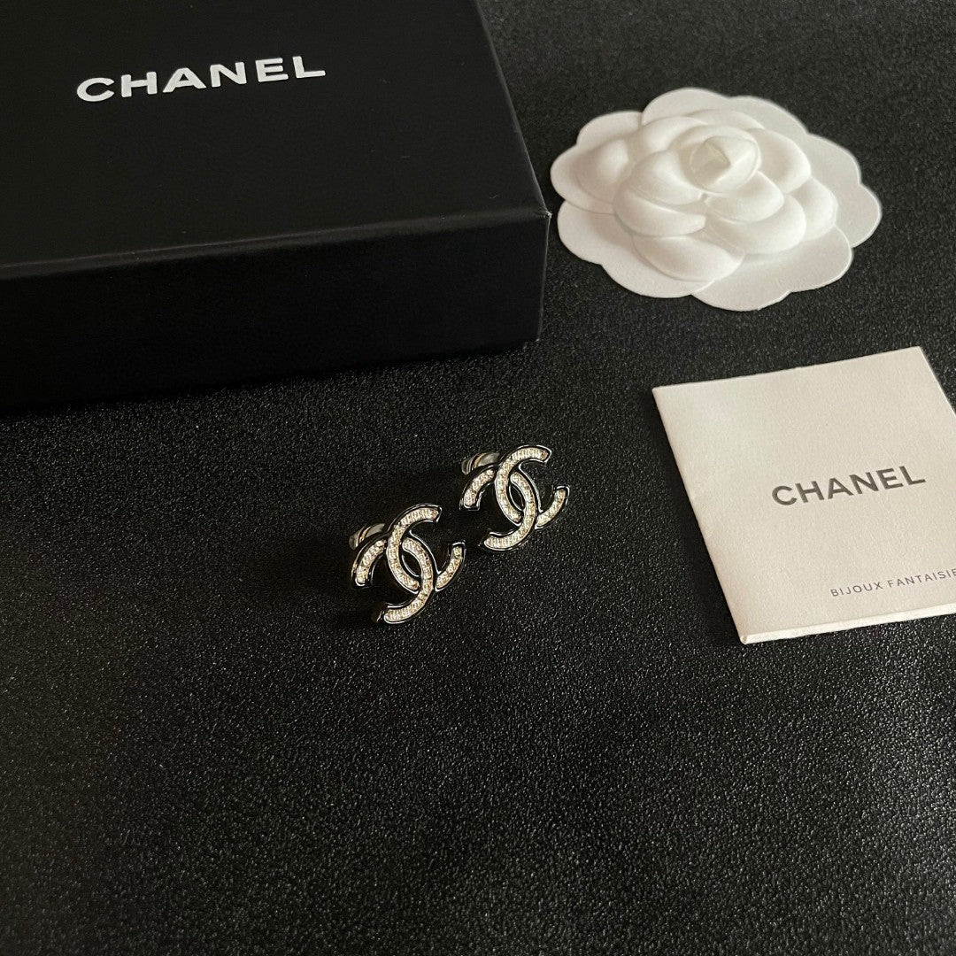 DOUBLE C STUD EARRINGS IN SILVER METAL WITH BLACK OUTLINE AND CRYSTALS INSIDE