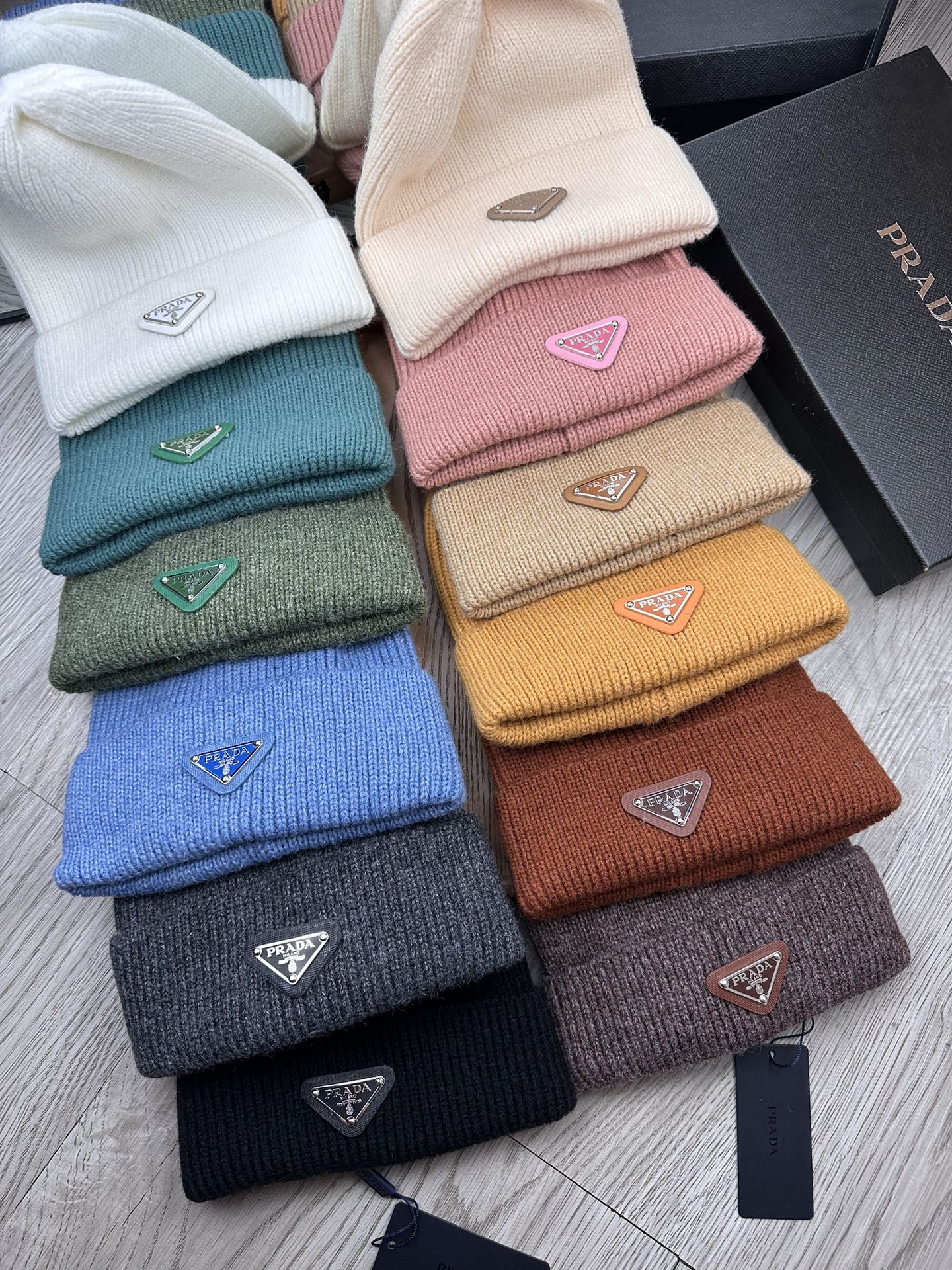 BEANIE HAT IN ARMY GREEN WOOL 332395
