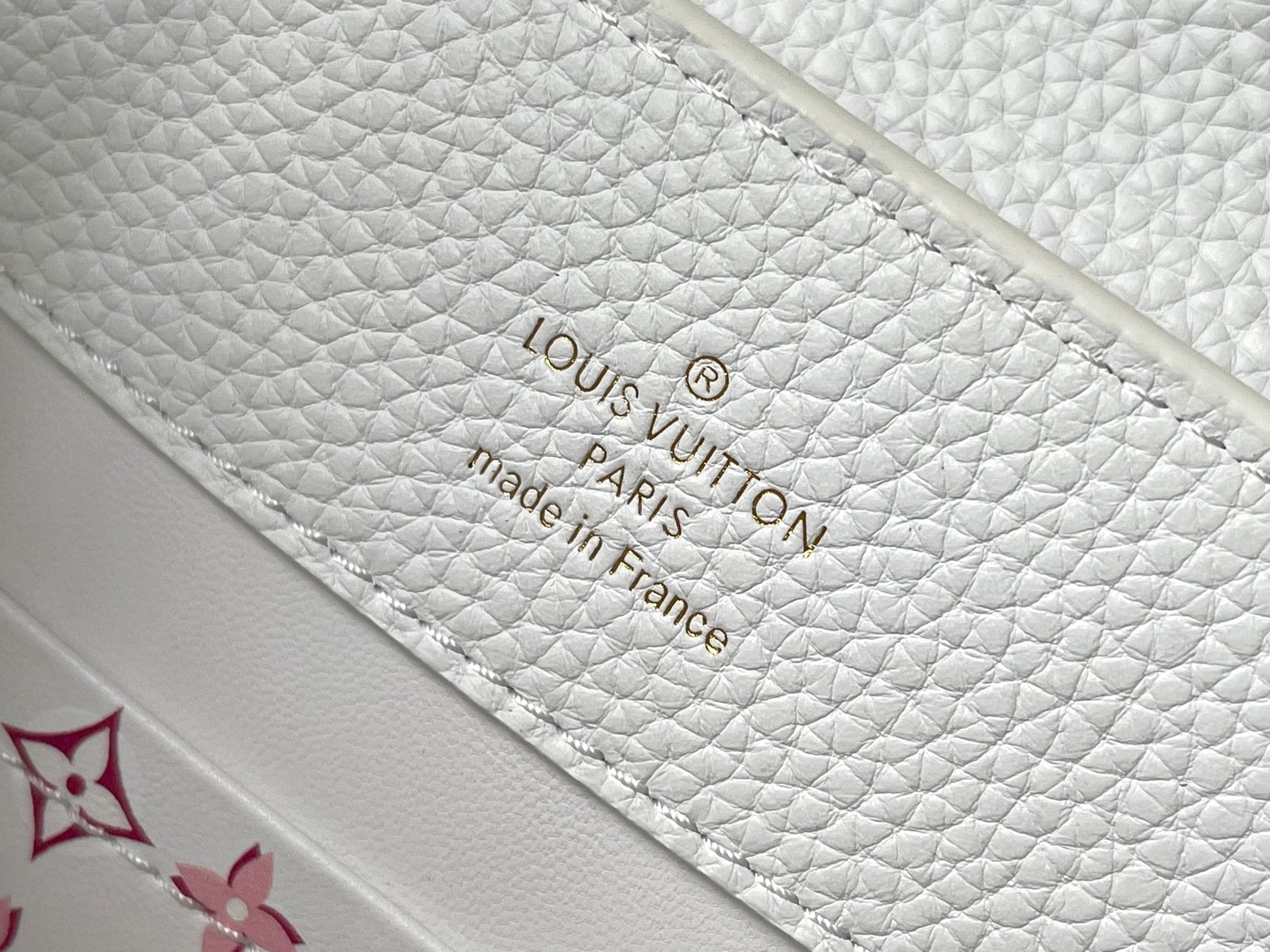 CAPUCINES BB 27 IN WHITE TAURILLON GOLD HARDWARE