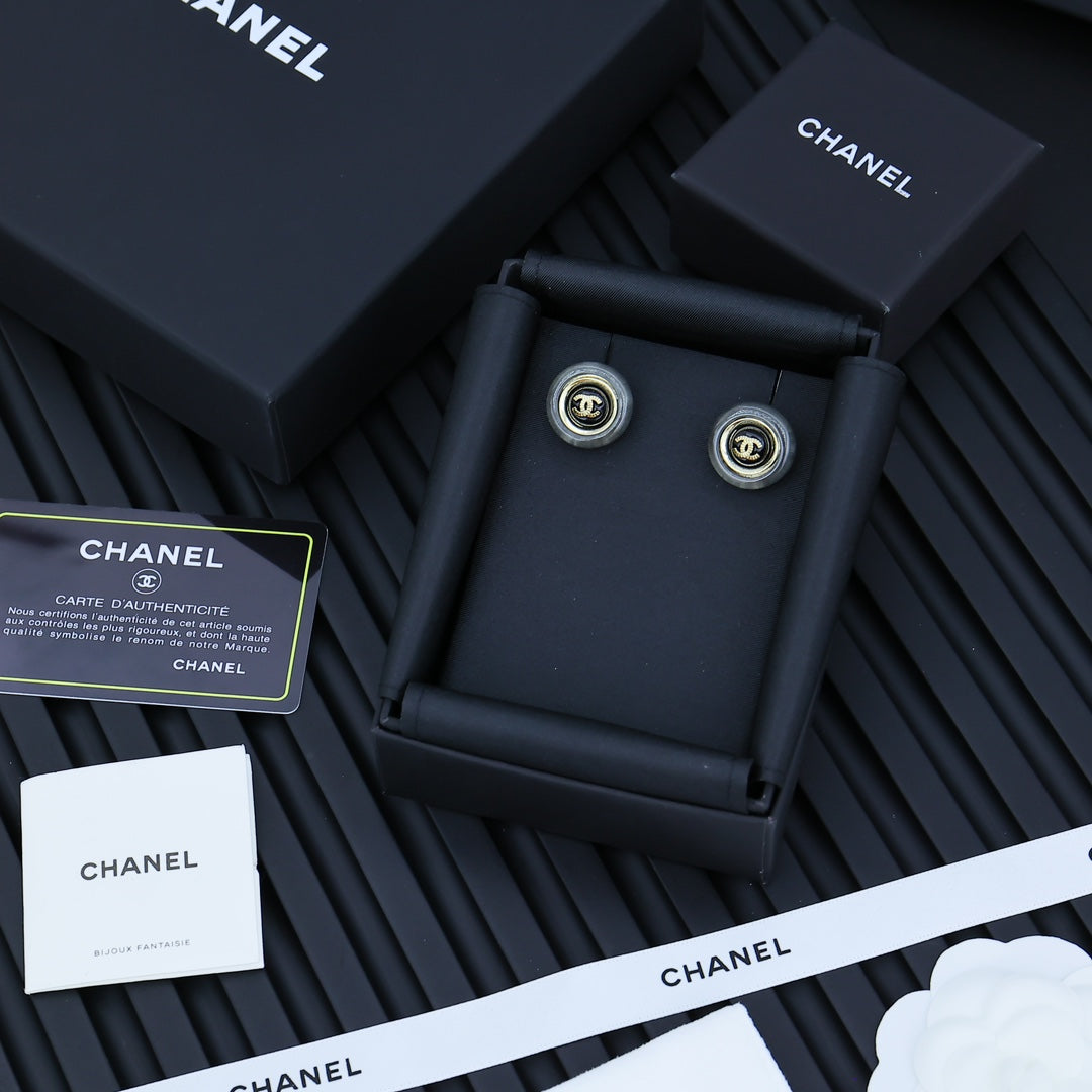 STUD EARRINGS IN GREY ACRYLIC AND BLACK CENTER WITH GOLD METAL DOUBLE C LOGO
