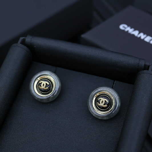 STUD EARRINGS IN GREY ACRYLIC AND BLACK CENTER WITH GOLD METAL DOUBLE C LOGO