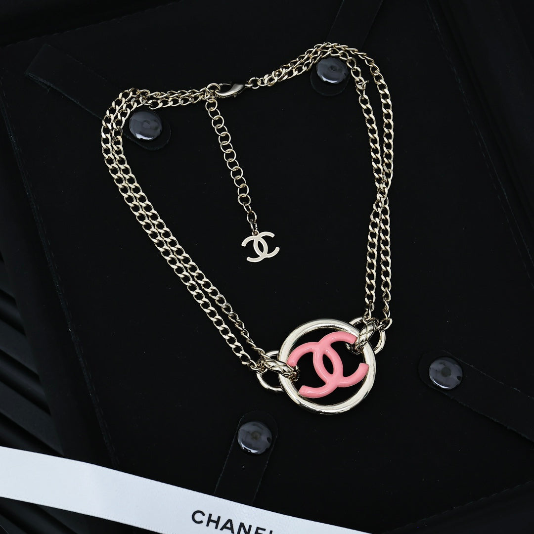 CHAIN CHOKER IN GOLD-PLATED METAL WITH ENAMEL COLORS AND ROUND LOGO PENDANT