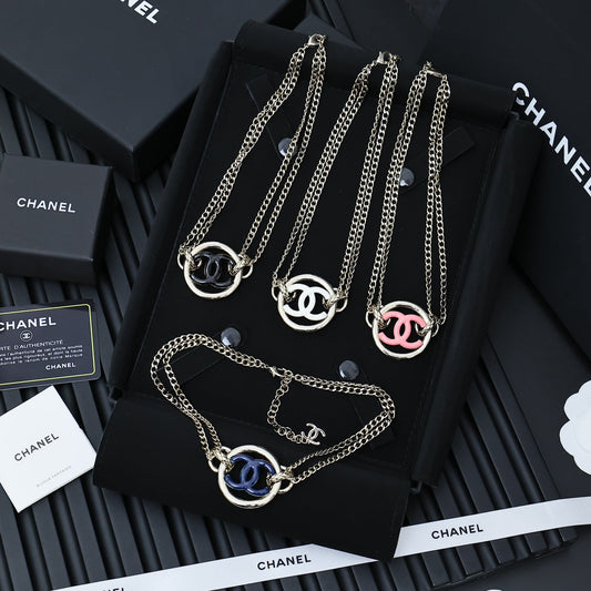 CHAIN CHOKER IN GOLD-PLATED METAL WITH ENAMEL COLORS AND ROUND LOGO PENDANT