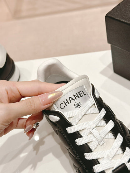 SNEAKERS IN GLOSSY BLACK LAMBSKIN