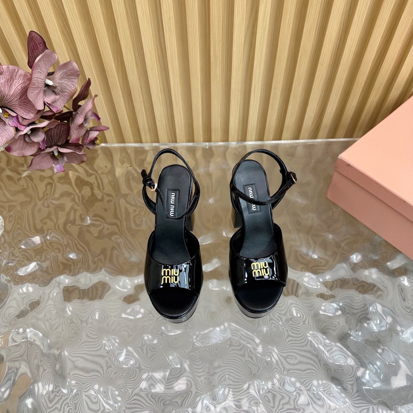 PLATFORM HEELS IN BLACK PATENT CALFSKIN GOLD LOGO IN STRAP
