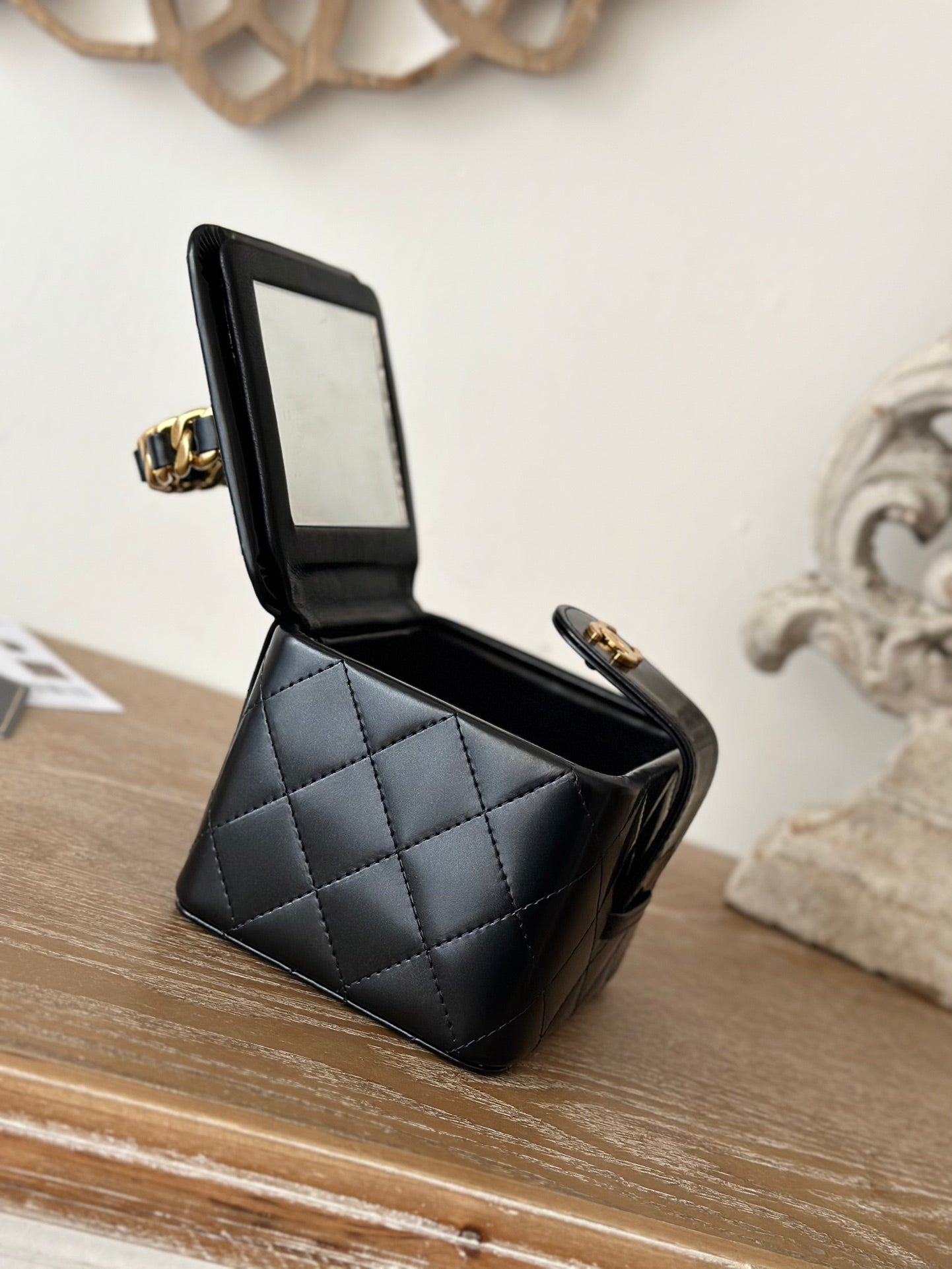 MINI VINTAGE COSMETIC BAG 11 IN BLACK SHINY CALFSKIN GOLD HARDWARE