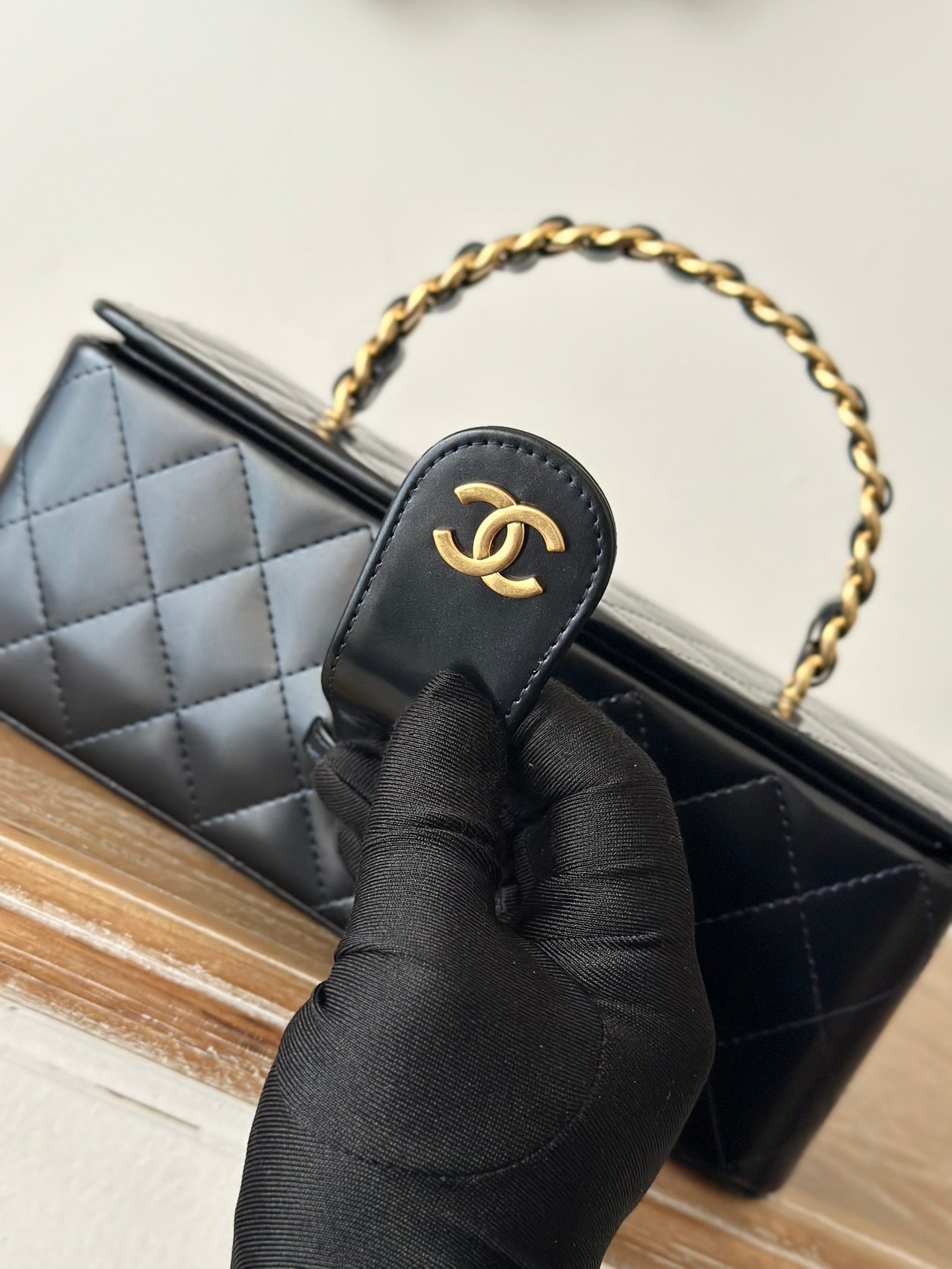VINTAGE COSMETIC BAG 22 IN BLACK SHINY CALFSKIN GOLD HARDWARE