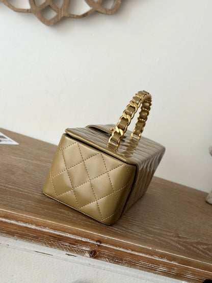 VINTAGE COSMETIC BAG 22 IN CAPE PALLISER SHINY CALFSKIN GOLD HARDWARE