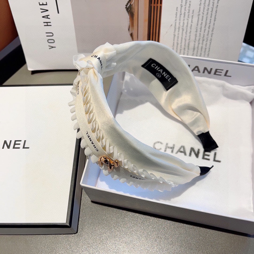 WHITE FABRIC WITH GOLD LOGO HAIRBAND 410841