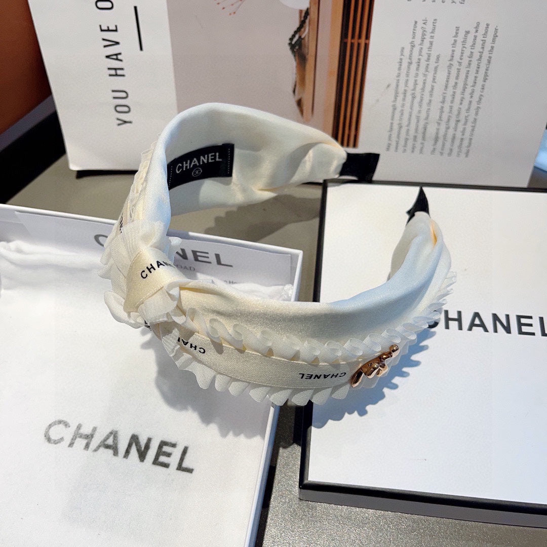 WHITE FABRIC WITH GOLD LOGO HAIRBAND 410841