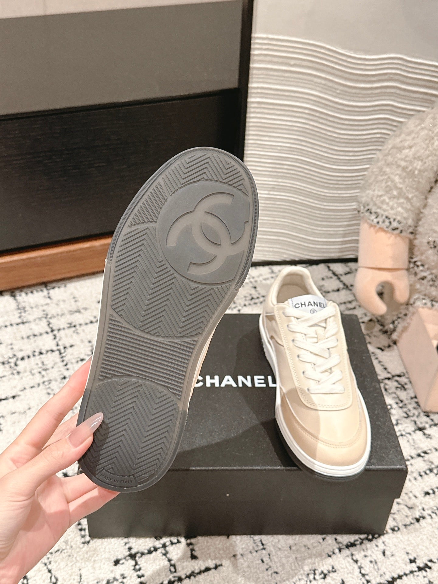SNEAKER IN BISQUE BEIGE HAND-POLISHED CALFSKIN 977827