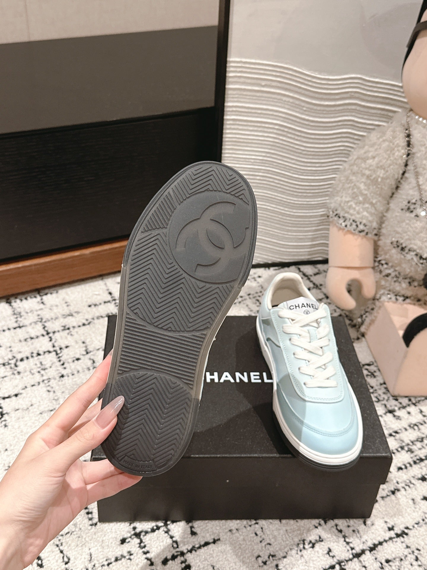 SNEAKER IN BLUE PASTEL HAND-POLISHED CALFSKIN 977829