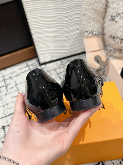 POINTED FLAT SHOES IN BLACK CALFSKIN