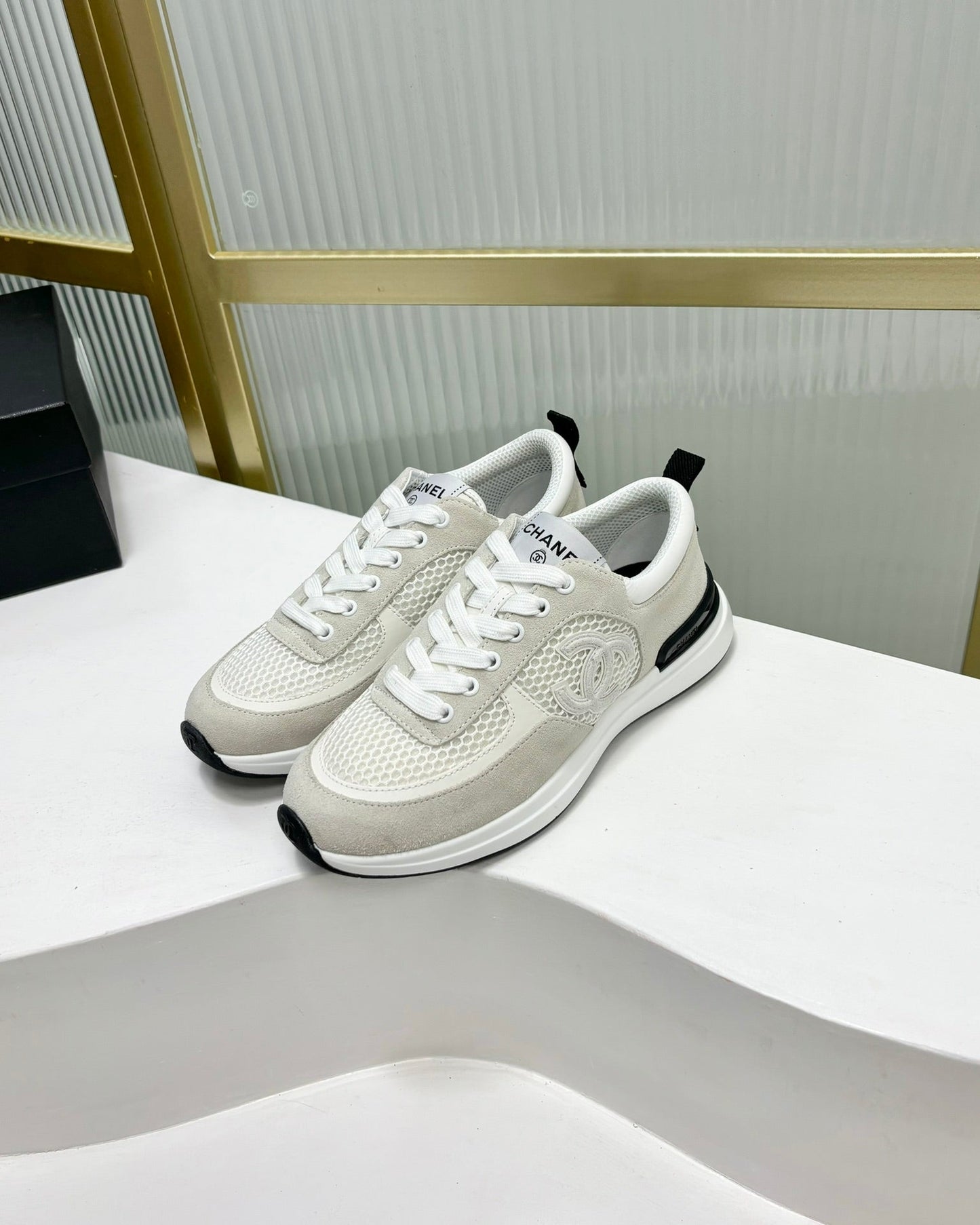 SNEAKER IN GREY SUEDE AND WHITE BREATHABLE MESH