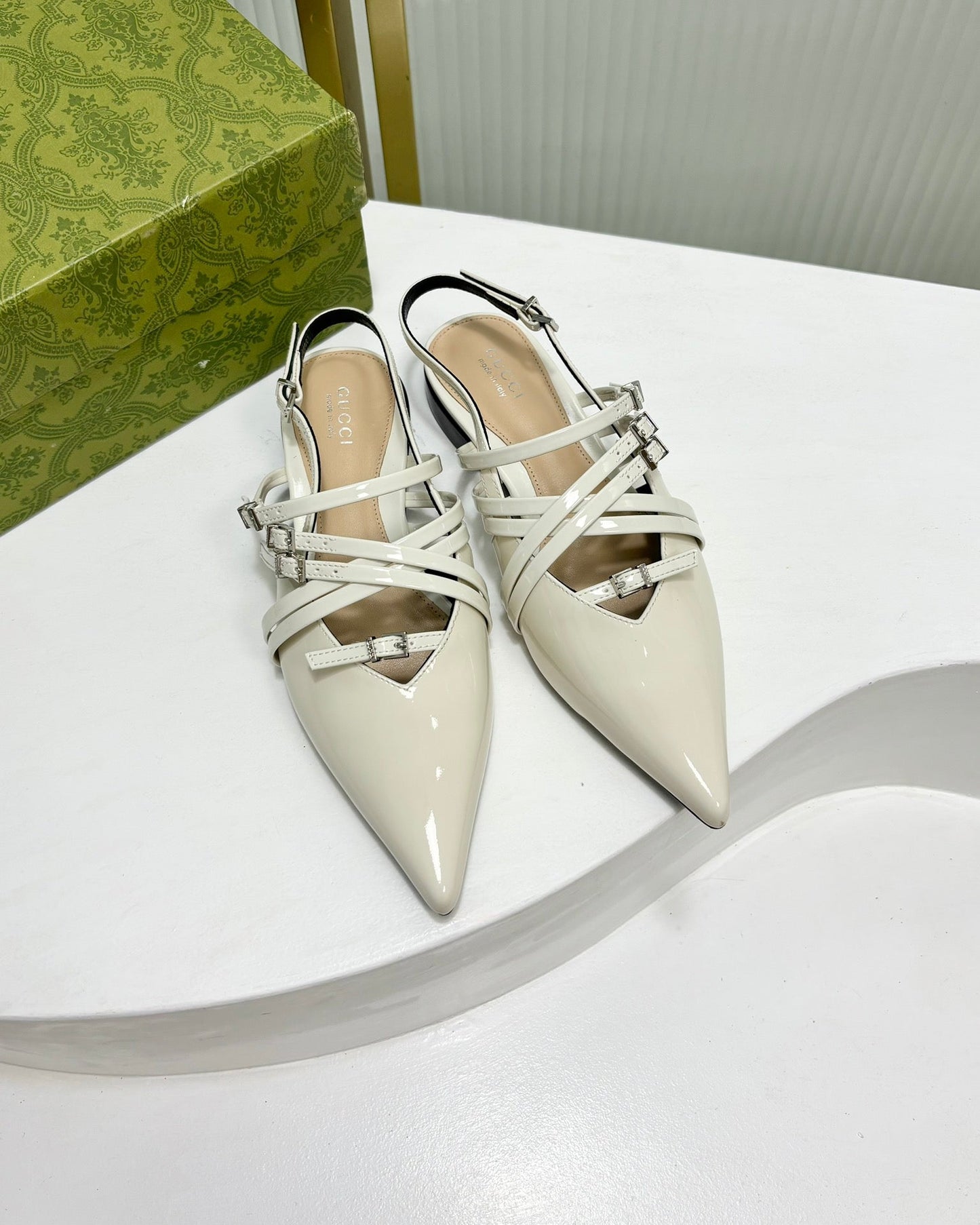 STRAPPY FLAT SLINGBACK IN WHITE GLOSSY CALFSKIN