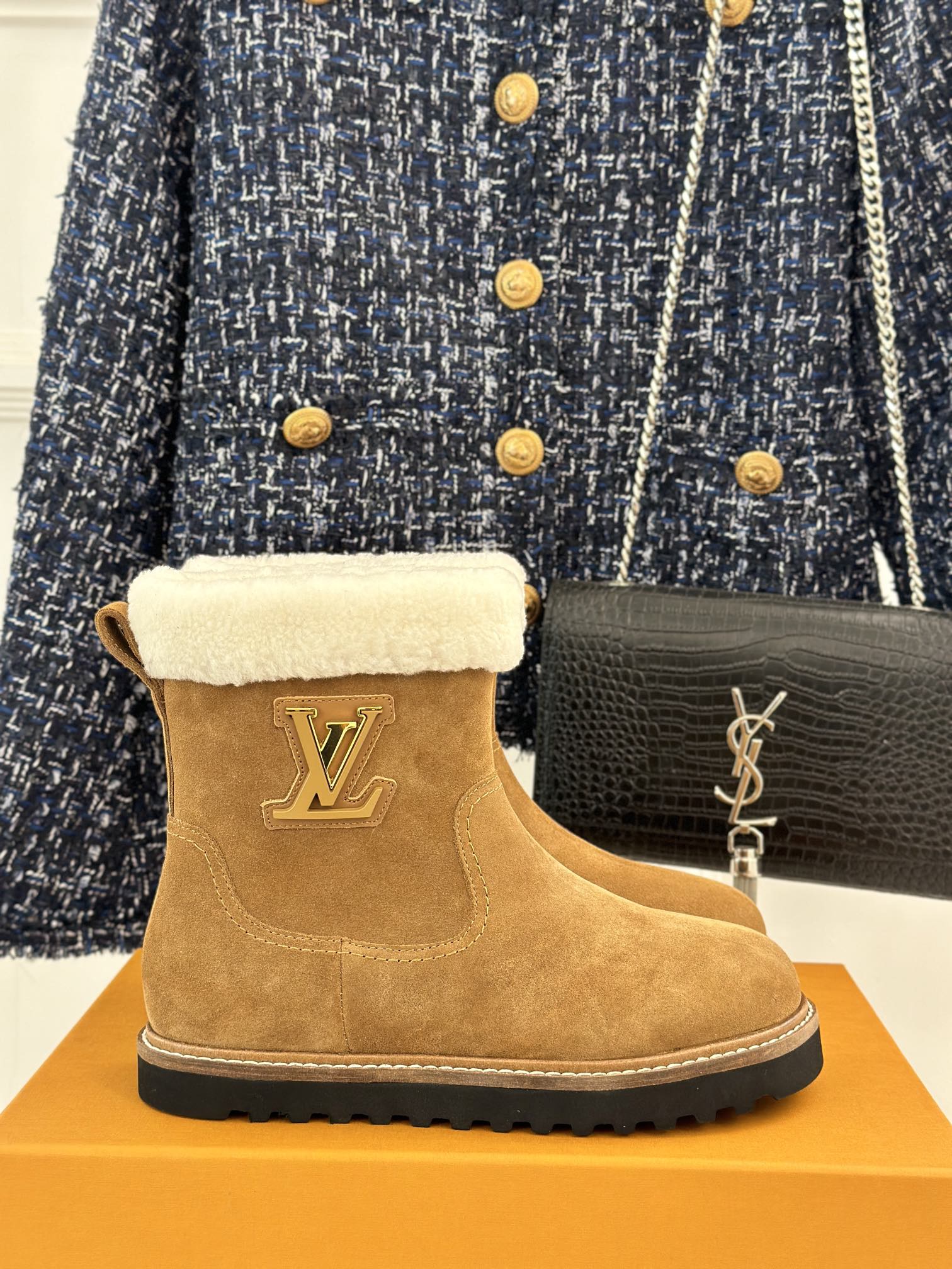 CHUNKY SOLE SNOW BOOTS IN PEANUT BROWN SUEDE AND WHITE WOOL