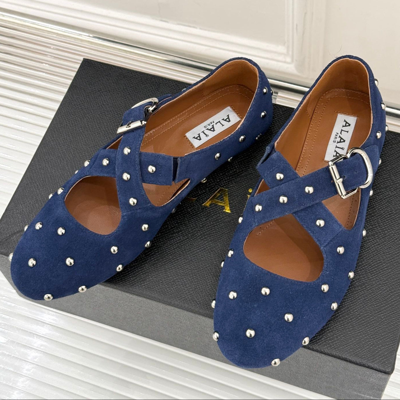 CROSSED STRAP BALLET FLATS IN NAVY BLUE SUEDE