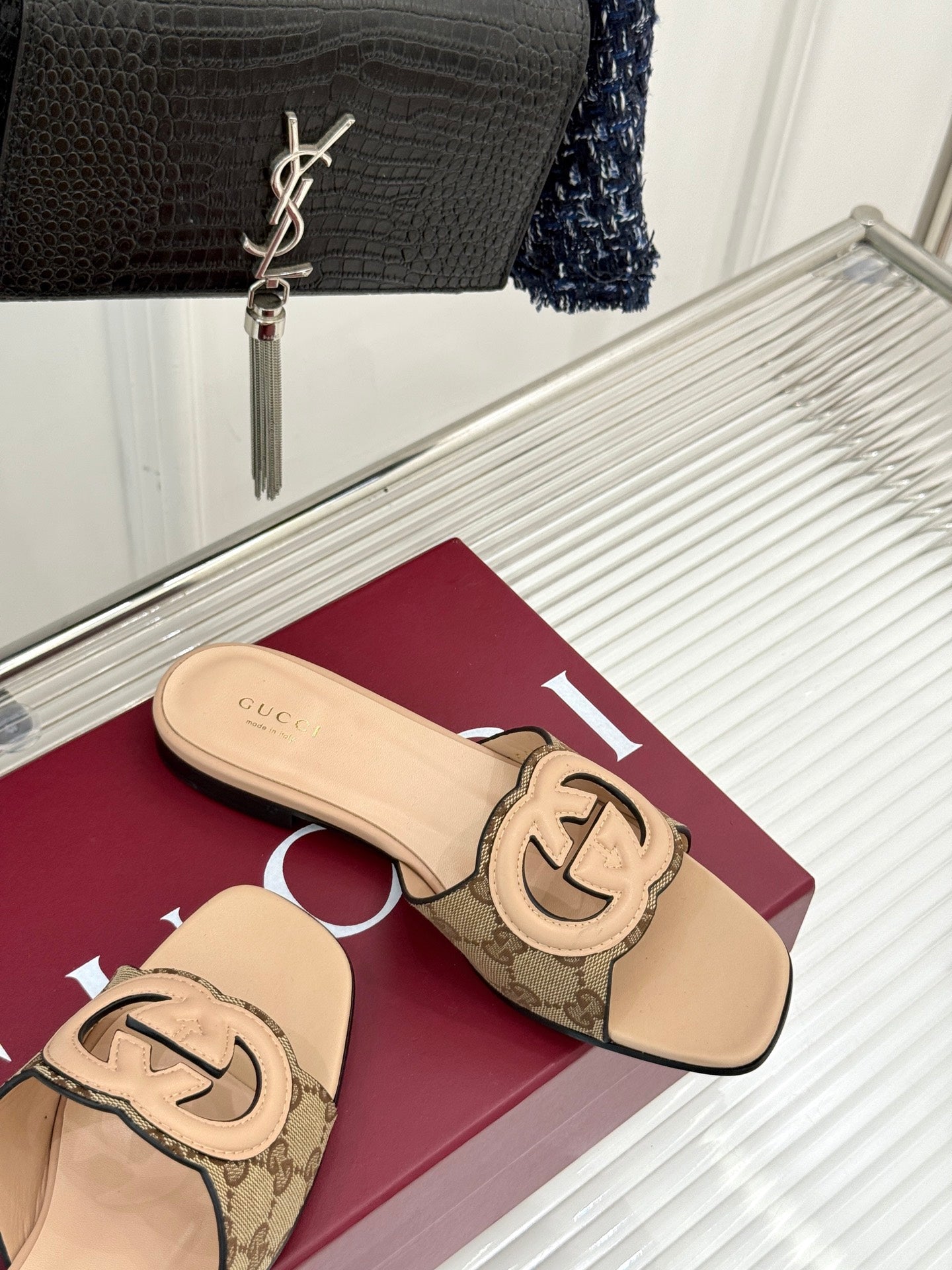 SLIDE SANDALS IN BEIGE CALFSKIN
