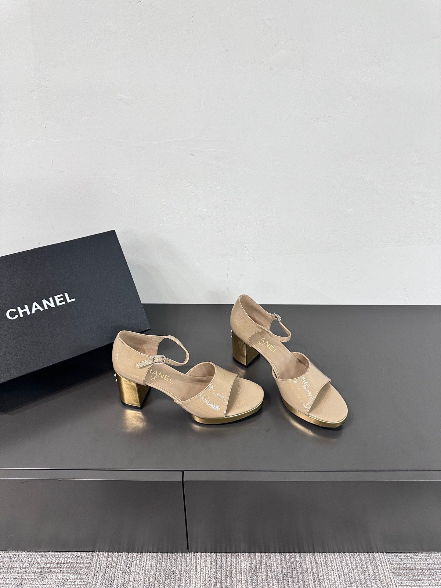 BLOCK HEEL SANDALS BEIGE SHEEPSKIN