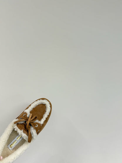 LACE-UP LOAFERS IN TAWNY BROWN SUEDE AND WHITE FLEECE LINING