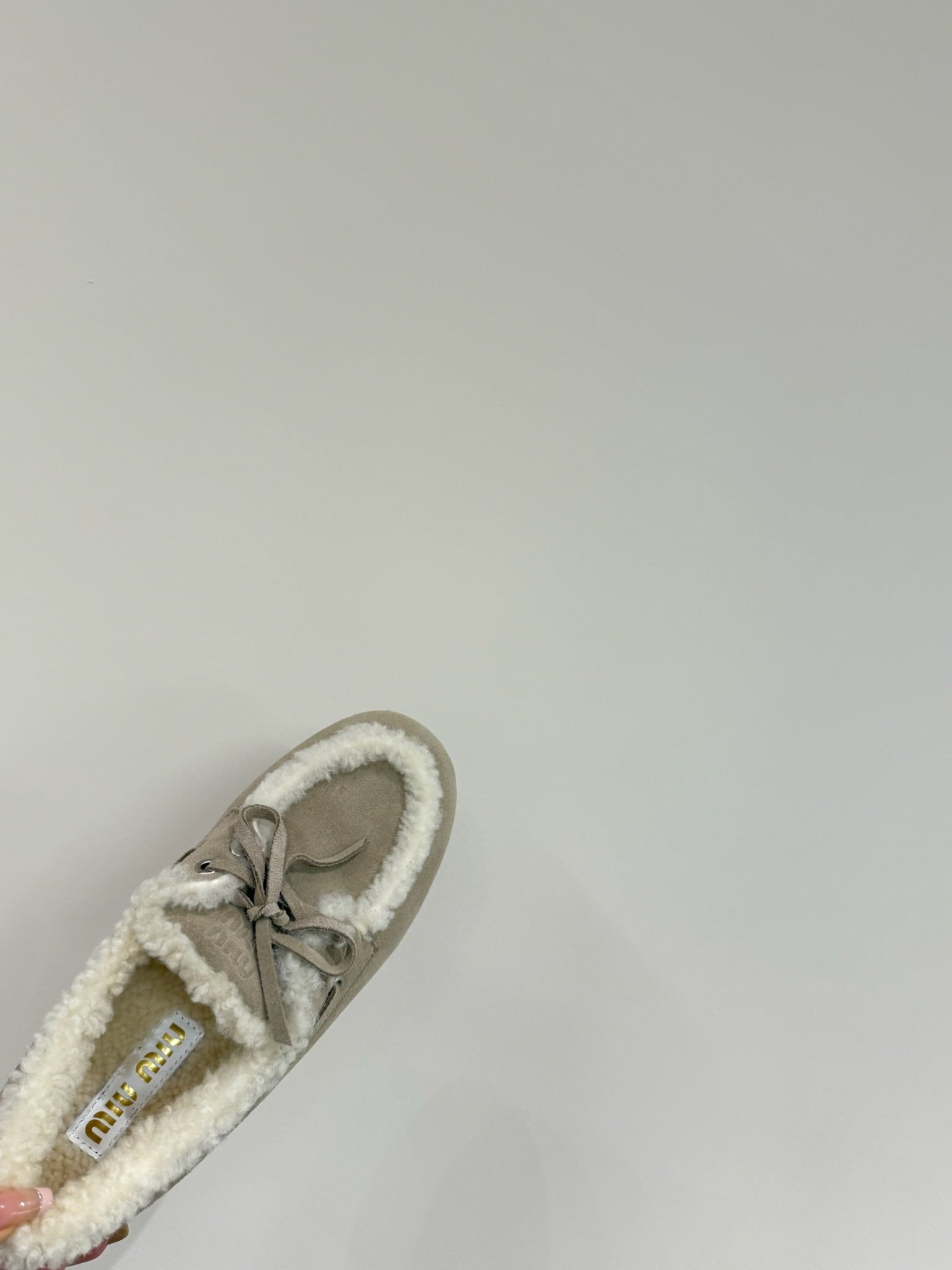 LACE-UP LOAFERS IN BEIGE SUEDE AND WHITE FLEECE LINING