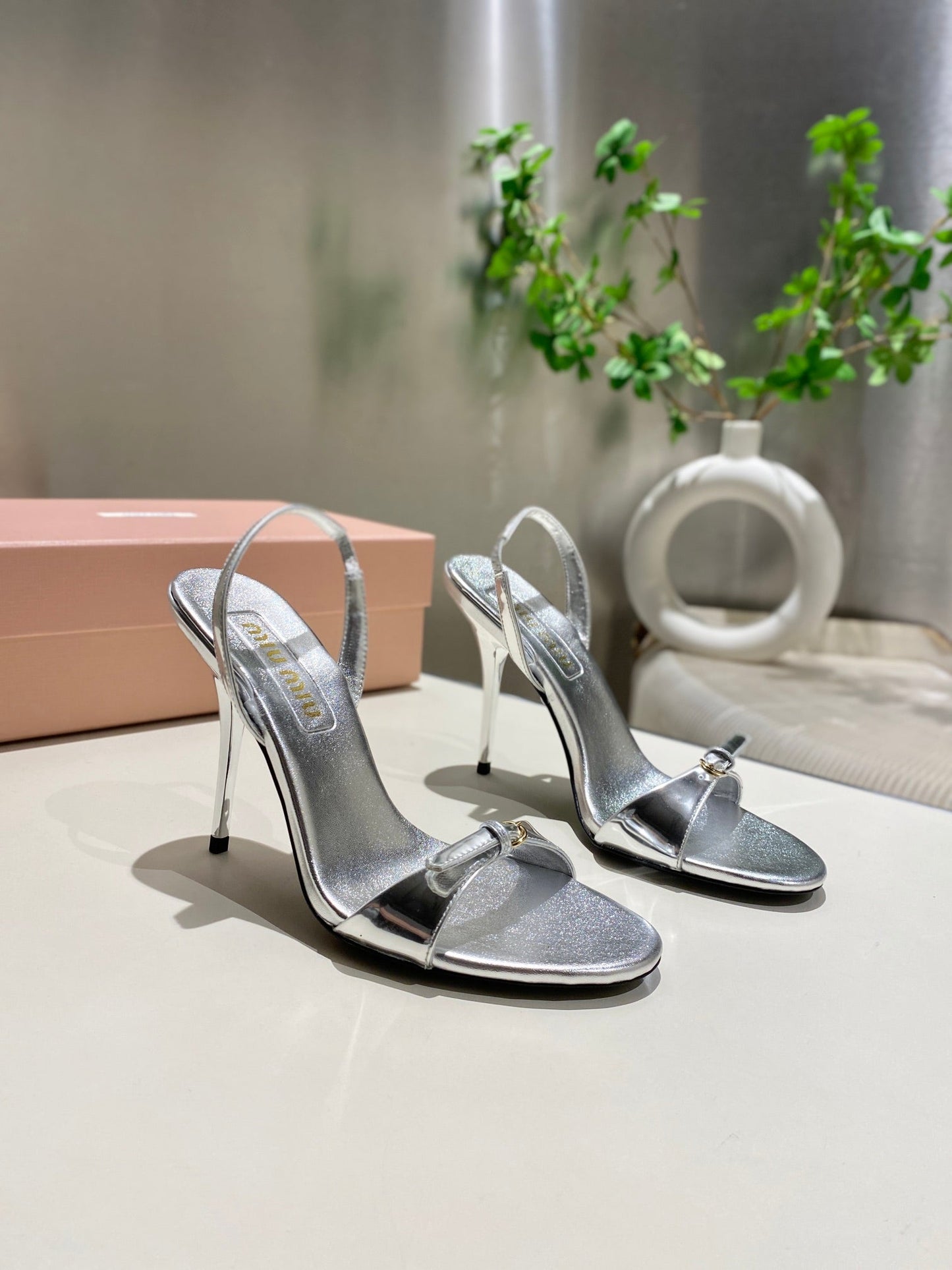 TWO STRAP HIGH HEELED SANDALS IN SILVER METALLIC GLOSSY SHEEPSKIN
