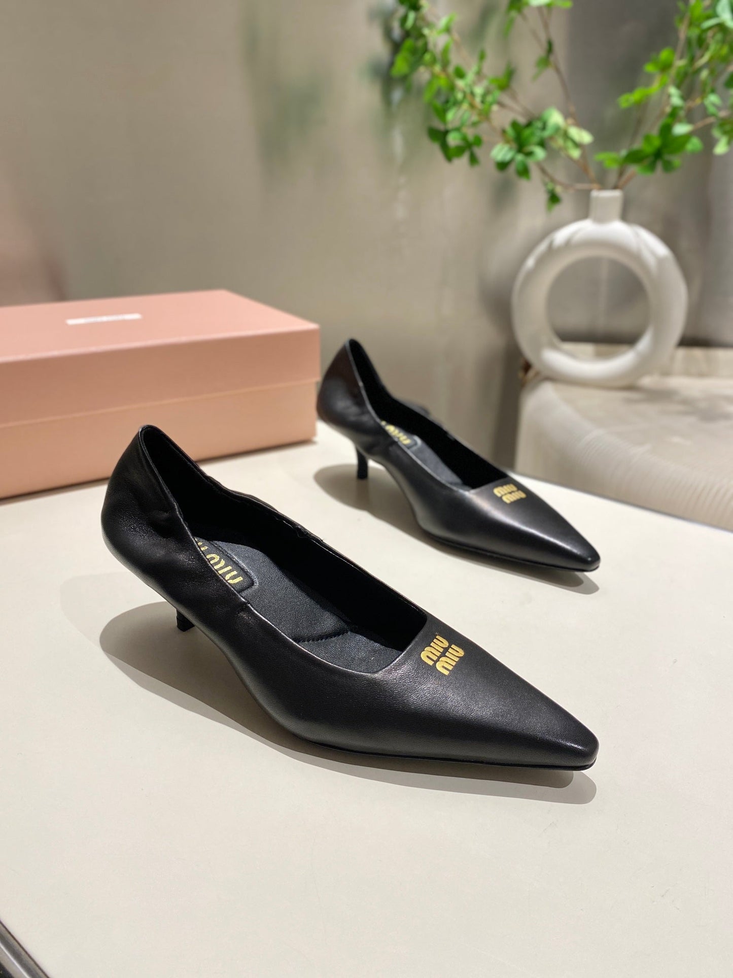 POINTED-TOE MID HEEL PUMPS IN BLACK SMOOTH LAMBSKIN