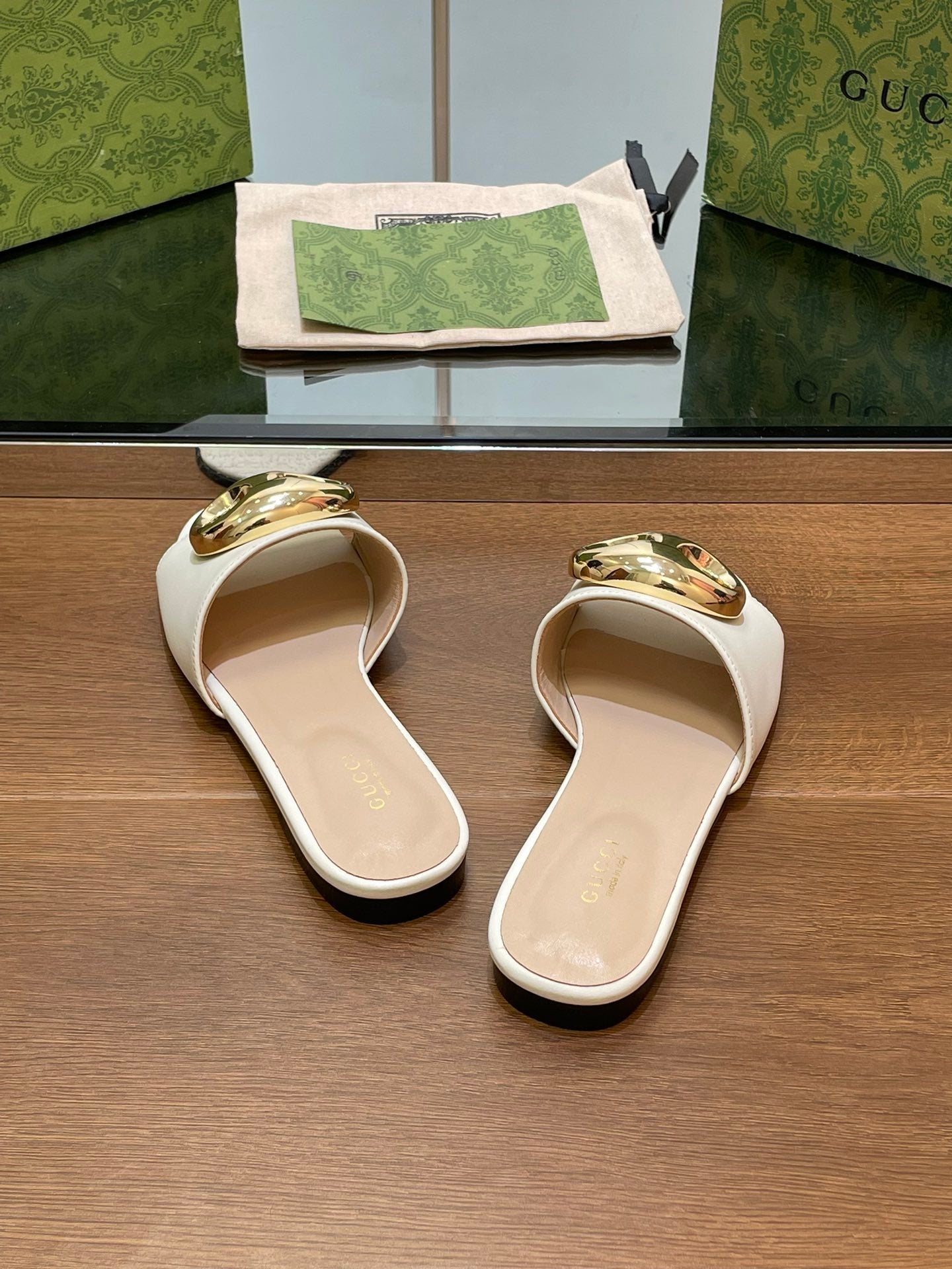 FLAT MULE IN WHITE CALFSKIN WITH GOLD HARDWARE